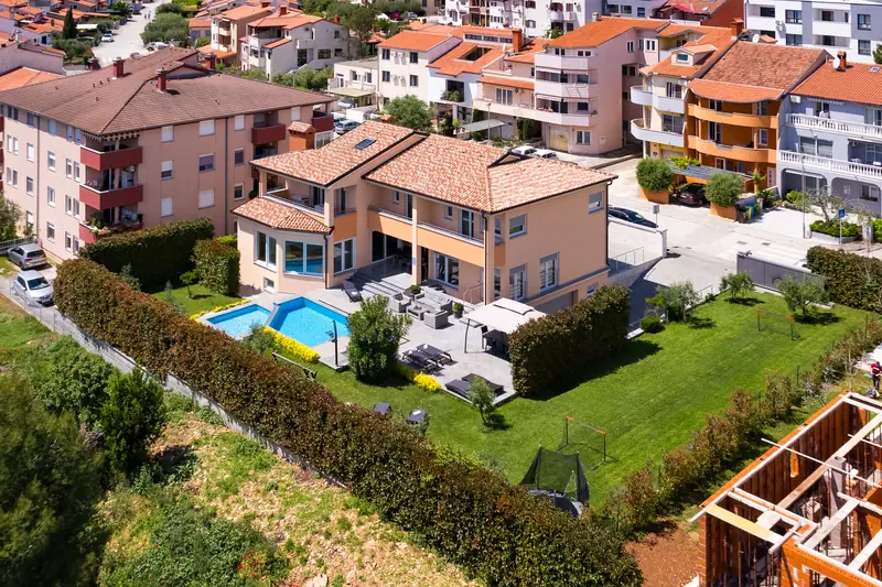 Villa Relax Pola – veduta aerea della villa e dei dintorni (2/4)