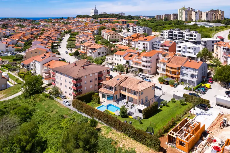 Villa Relax Pola – veduta aerea della villa e dei dintorni (1/4)