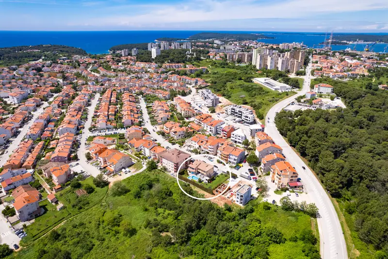 Villa Relax Pola – veduta aerea della costa di Pola e del mare (1/2)