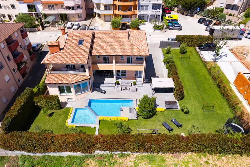 Villa Relax Pula – pogled iz zraka na vilu i bazen (2/2)