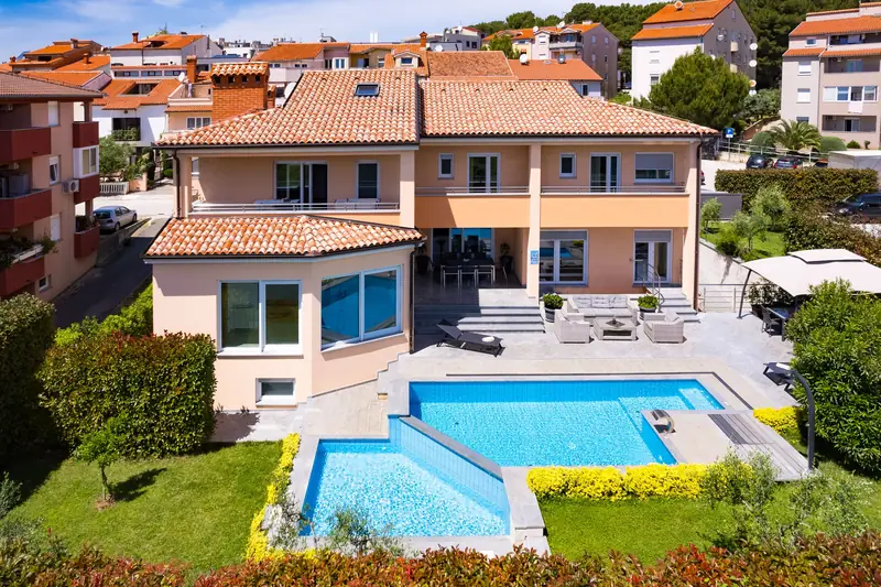 Villa Relax Pula – letecký pohled na vilu a bazén (1/2)