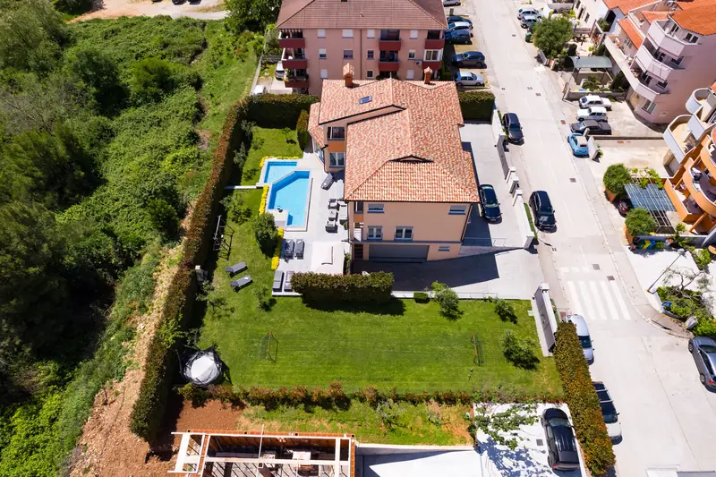 Villa Relax Pola – veduta aerea della villa e dei dintorni (3/4)