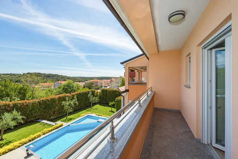 Villa Relax Pola – balcone con vista sulla piscina
