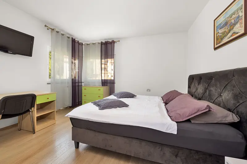 Villa Relax Pola – camera con scrivania e TV (1/2)
