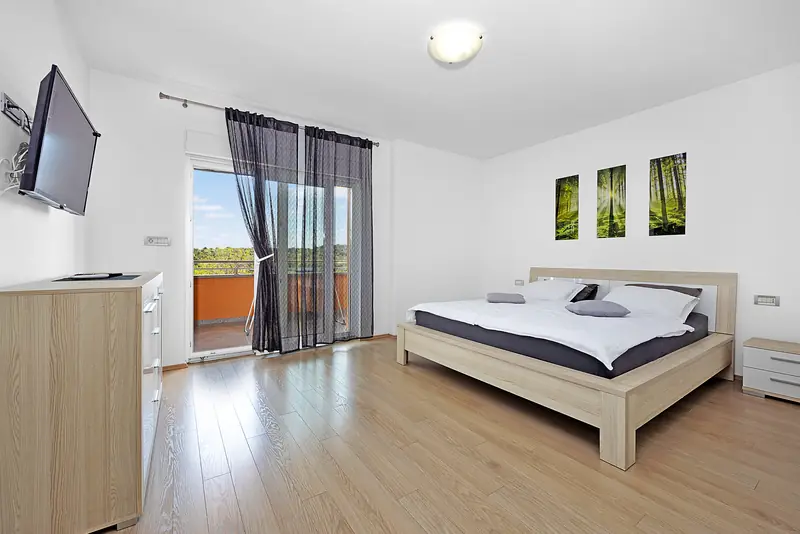 Villa Relax Pula – dvoulůžková ložnice s dveřmi na terasu (1/2)