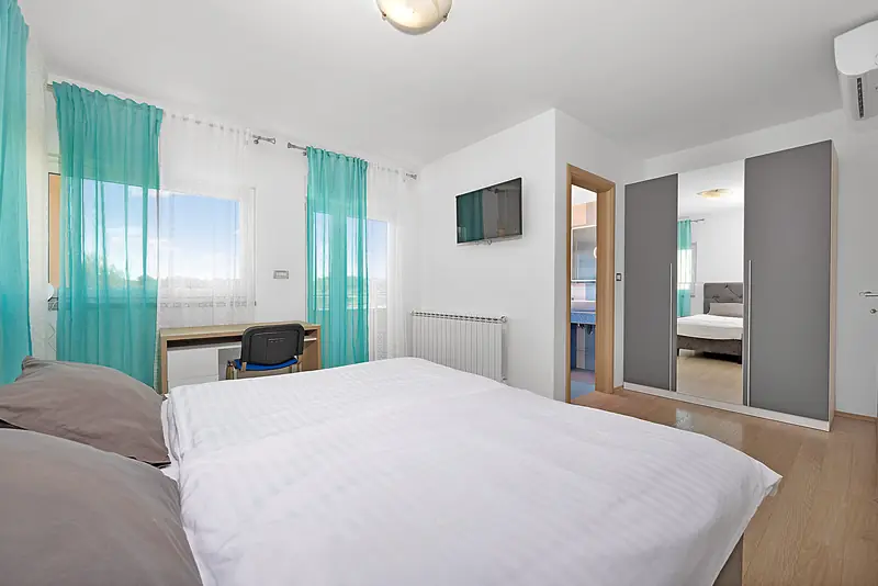 Villa Relax Pola – camera matrimoniale con porta sulla terrazza (2/2)