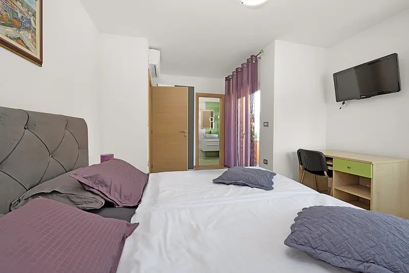Villa Relax Pola – camera con scrivania e TV (2/2)