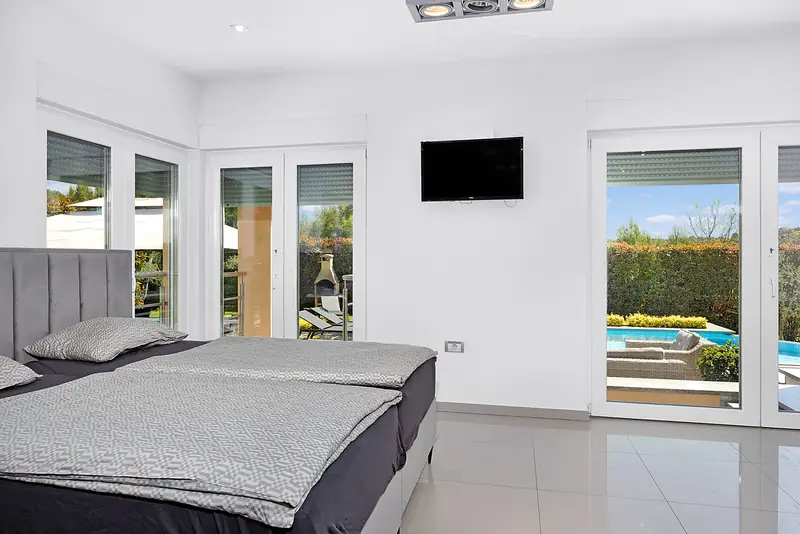 Villa Relax Pola – camera con TV e porta sul giardino
