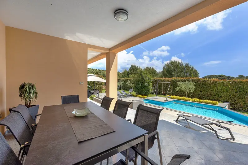 Villa Relax Pula – zastřešená terasa s jídelním stolem u bazénu