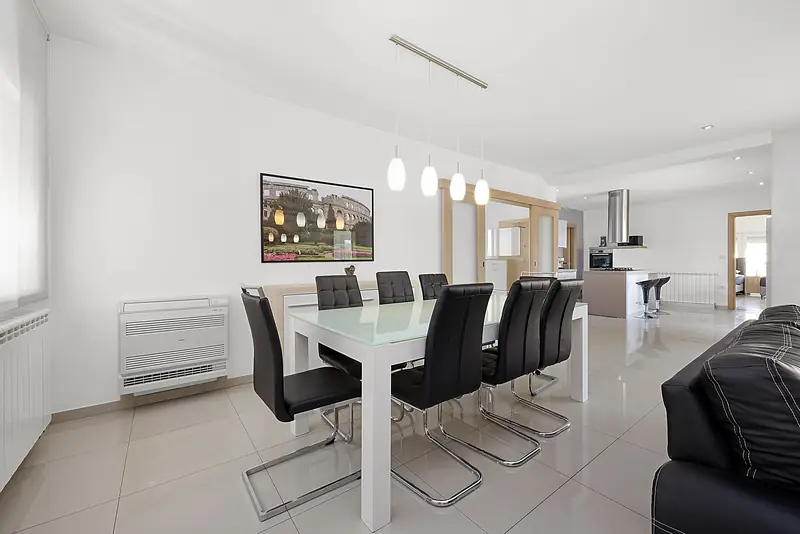 Villa Relax Pola – zona pranzo con grande tavolo