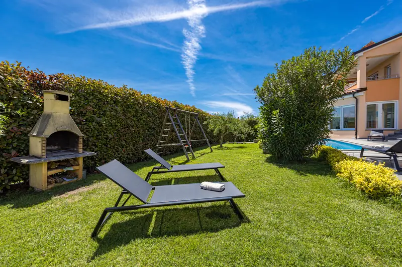 Villa Relax Pola – barbecue in giardino con lettini