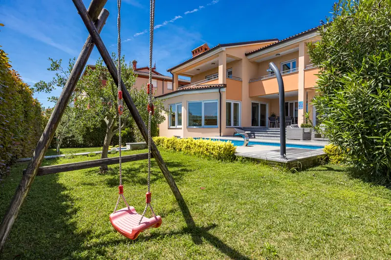 Villa Relax Pola – giardino con altalena e area giochi