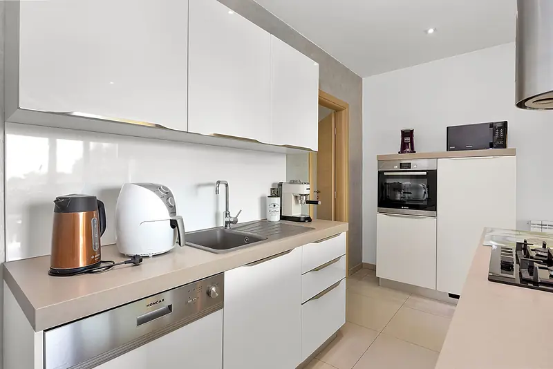 Villa Relax Pola – cucina con elettrodomestici