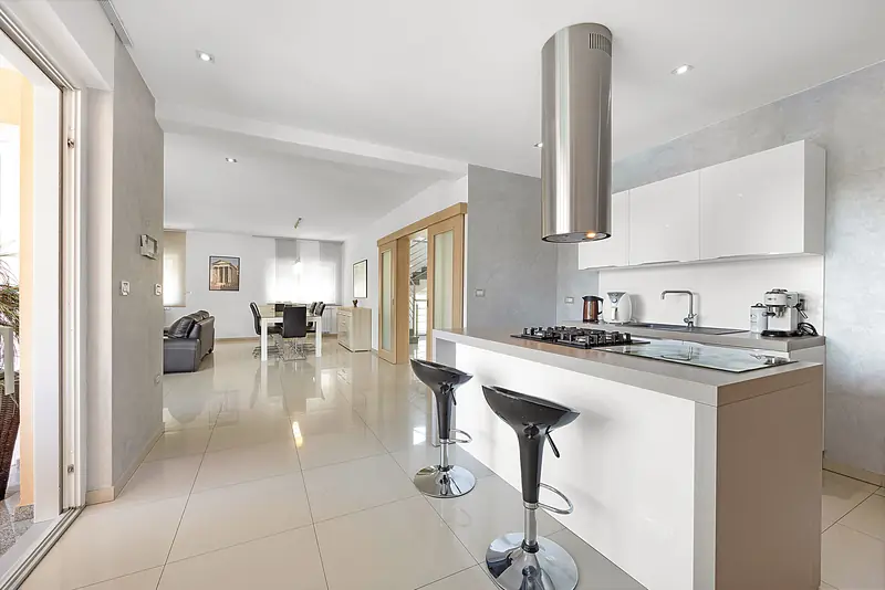 Villa Relax Pola – cucina aperta e zona pranzo