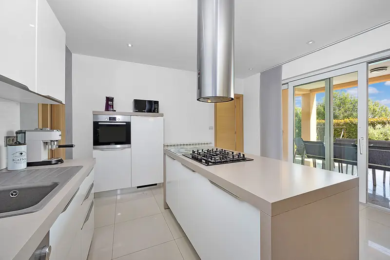 Villa Relax Pula – kuchyně s ostrůvkem