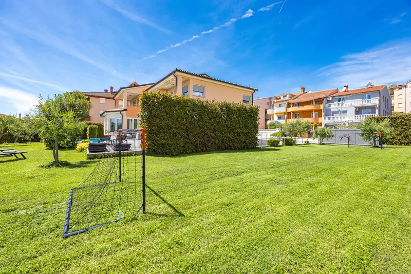 Villa Relax Pola – prato con porta da calcio (1/2)