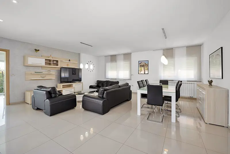 Villa Relax Pula – otevřený obývací a jídelní prostor