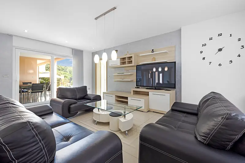 Villa Relax Pula – dnevni boravak s sofama i TV-om