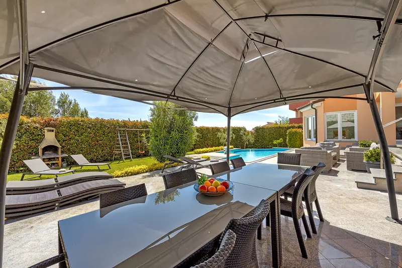 Villa Relax Pola – padiglione con zona pranzo e vista piscina
