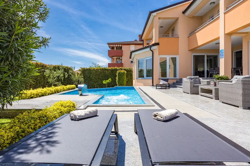 Villa Relax Pola – lettini a bordo piscina (2/2)