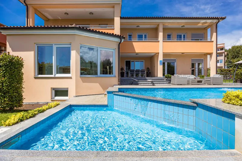 Villa Relax Pola – giochi d’acqua a bordo piscina