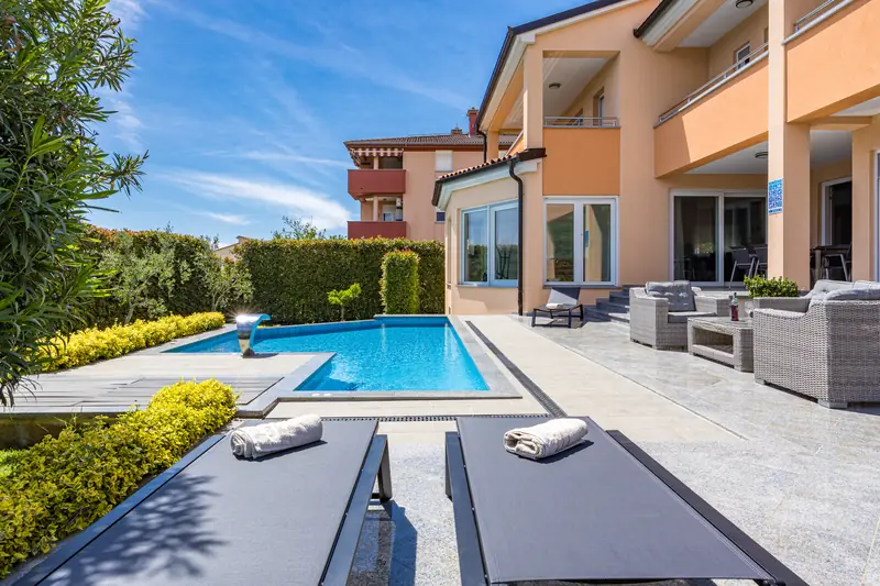 Villa Relax Pula – ležaljke uz bazen (1/2)