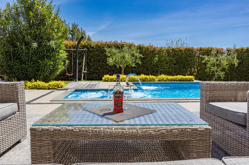 Villa Relax Pola – tavolo relax sulla terrazza della piscina