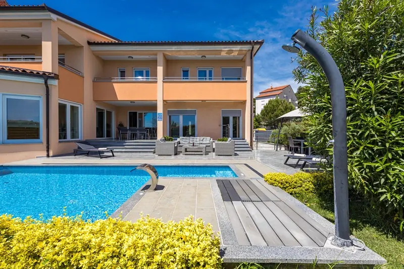 Villa Relax Pula – terasa u bazénu s venkovní sprchou