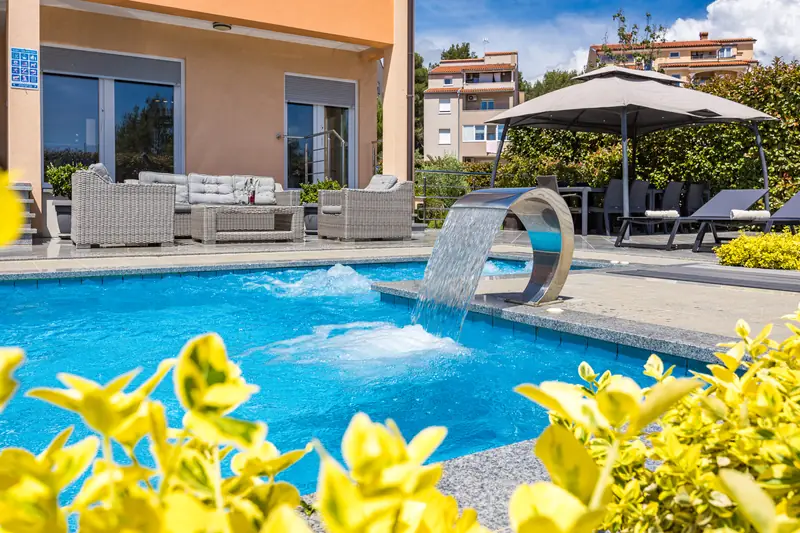 Villa Relax Pula – bazén s vodním prvkem a posezením