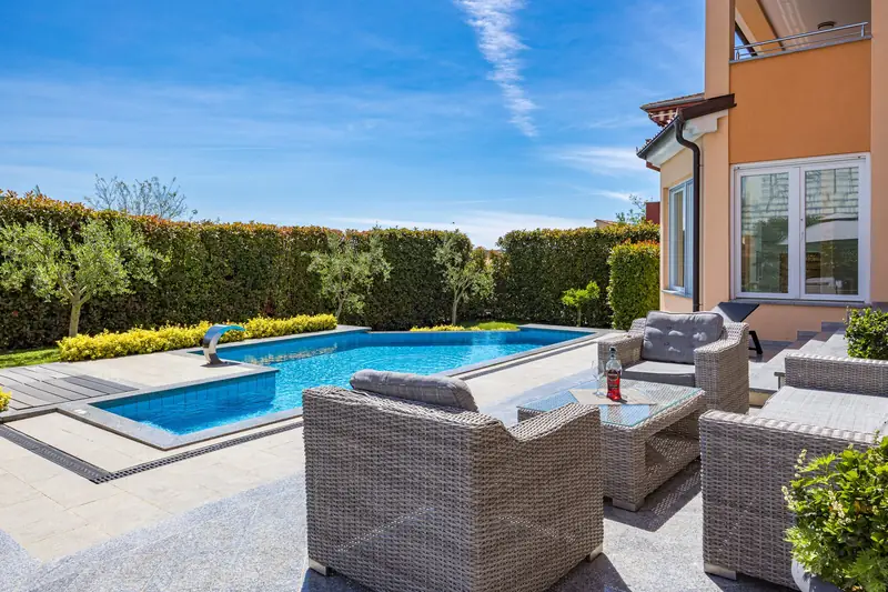 Villa Relax Pola – mobili in vimini a bordo piscina