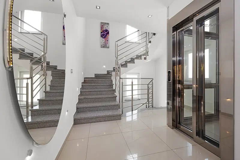 Villa Relax Pula – stubište i dizalo