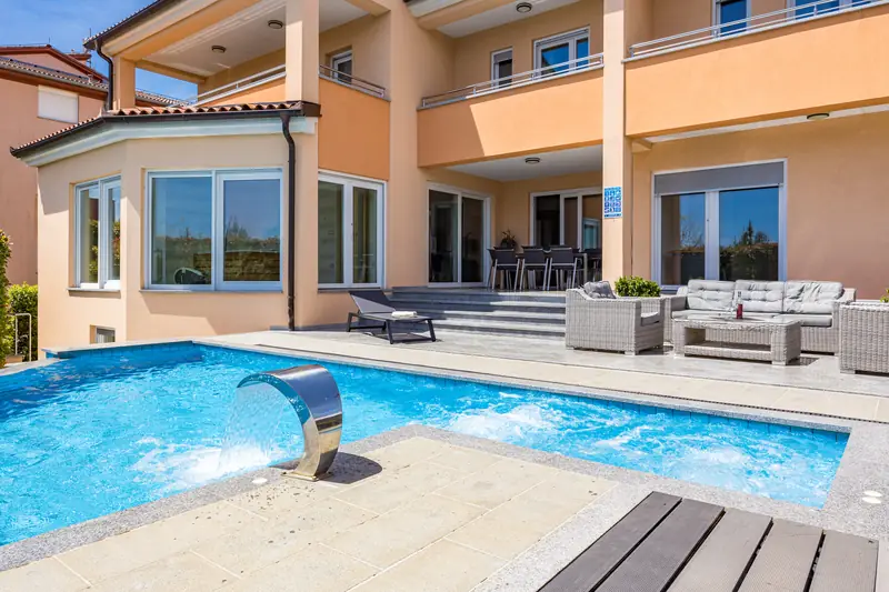 Villa Relax Pola – piscina privata davanti alla villa (2/3)