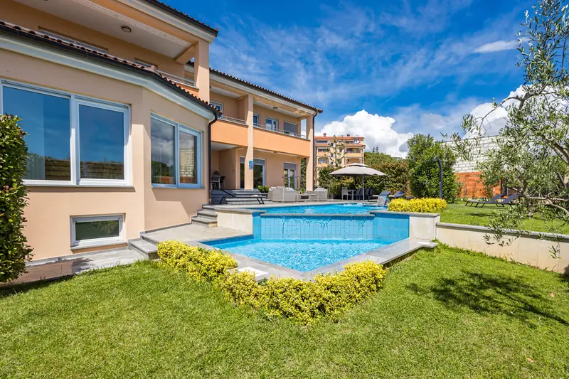 Villa Relax Pola – piscina privata davanti alla villa (3/3)
