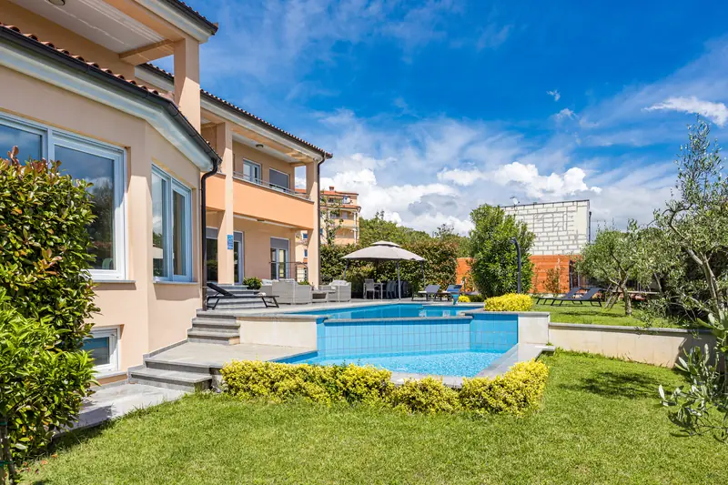 Villa Relax Pola – piscina vista dal lato giardino