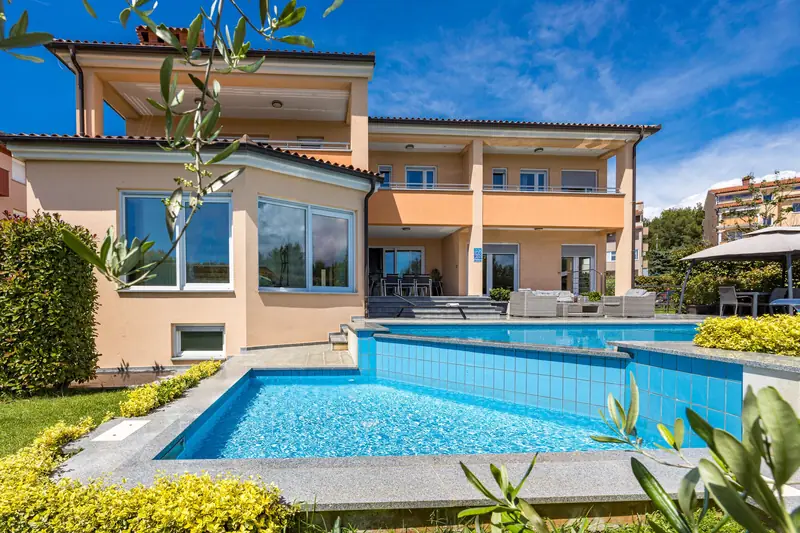 Villa Relax Pola – piscina privata davanti alla villa (1/3)